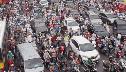 Thêm 2 triệu xe máy ra đường: Chính quyền muốn cấm, dân cần cứ mua