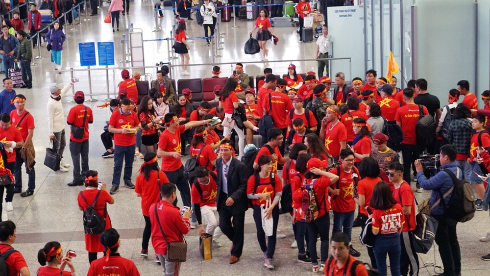 Mờ sáng rét mướt, cả ngàn cổ động viên đổ bộ Malaysia cổ vũ tuyển Việt Nam
