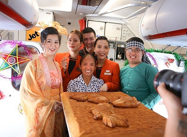 Ai cho phép bà Tân Vlog đưa bánh Trung thu 'siêu to' lên máy bay