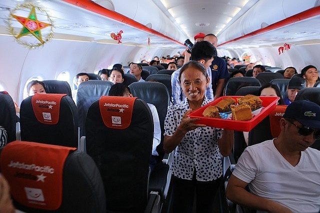 Ai cho phép bà Tân Vlog đưa bánh Trung thu 'siêu to' lên máy bay